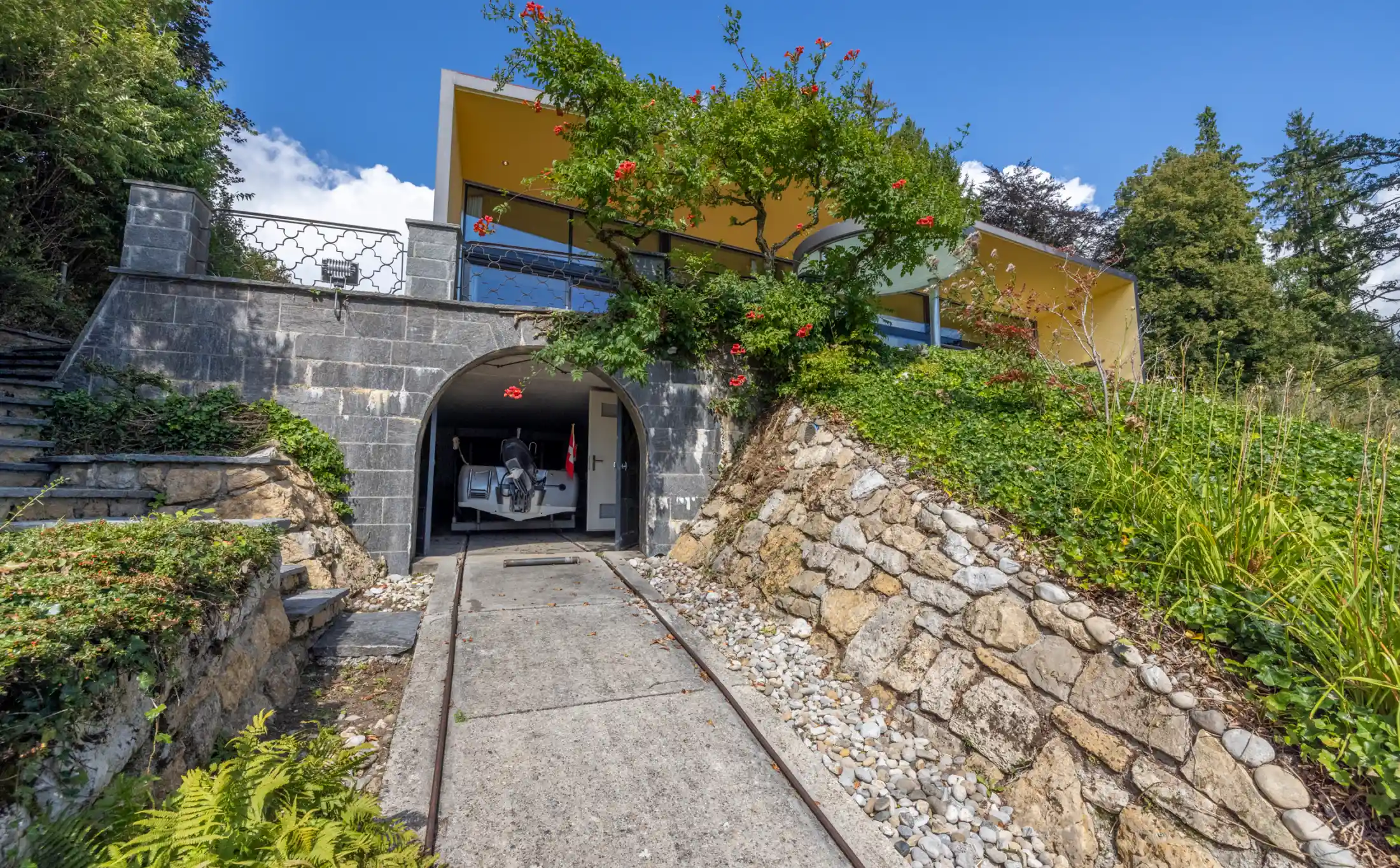 Modernes Haus im Grünen mit Einfahrt