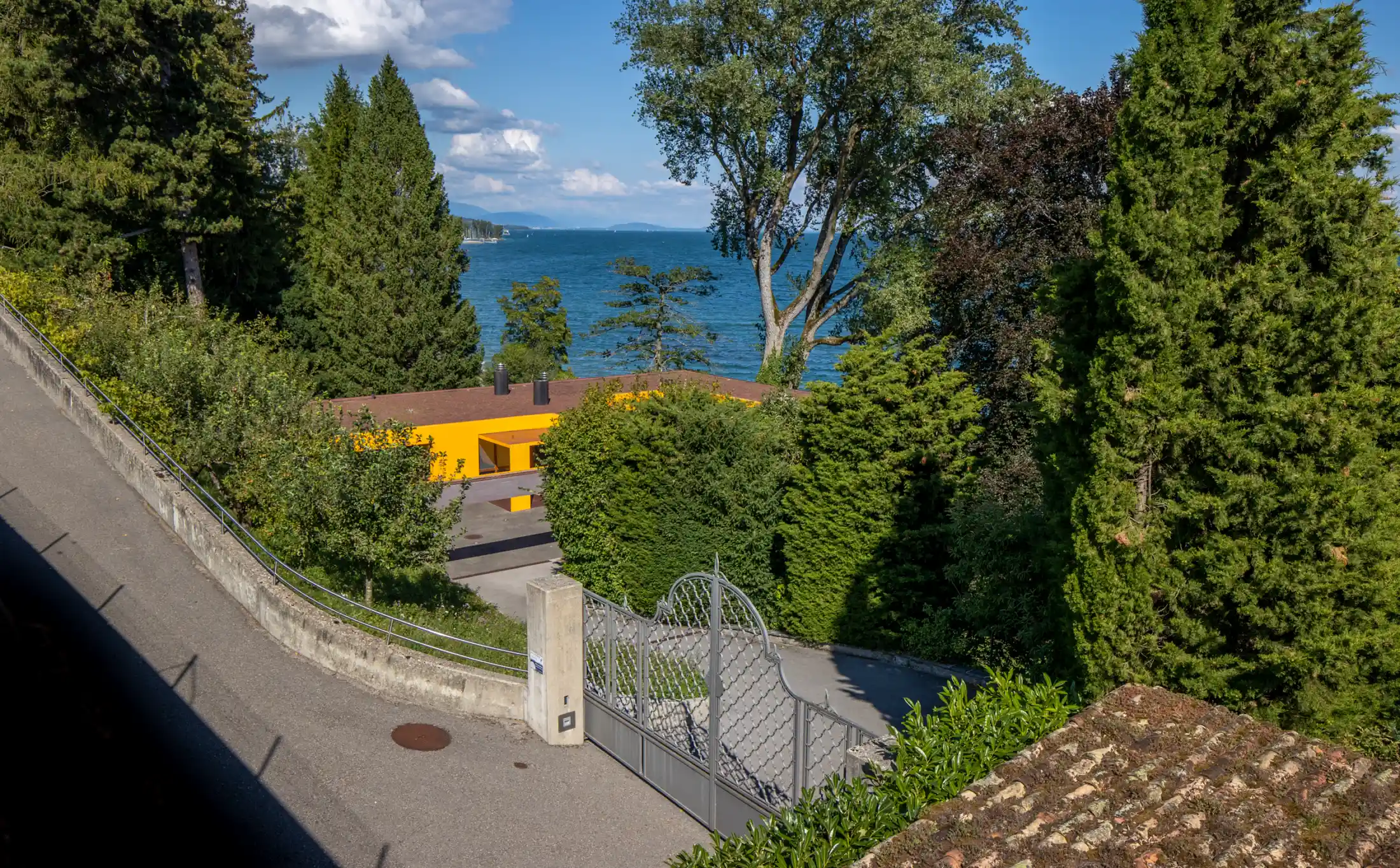 Außenansicht mit Seeblick