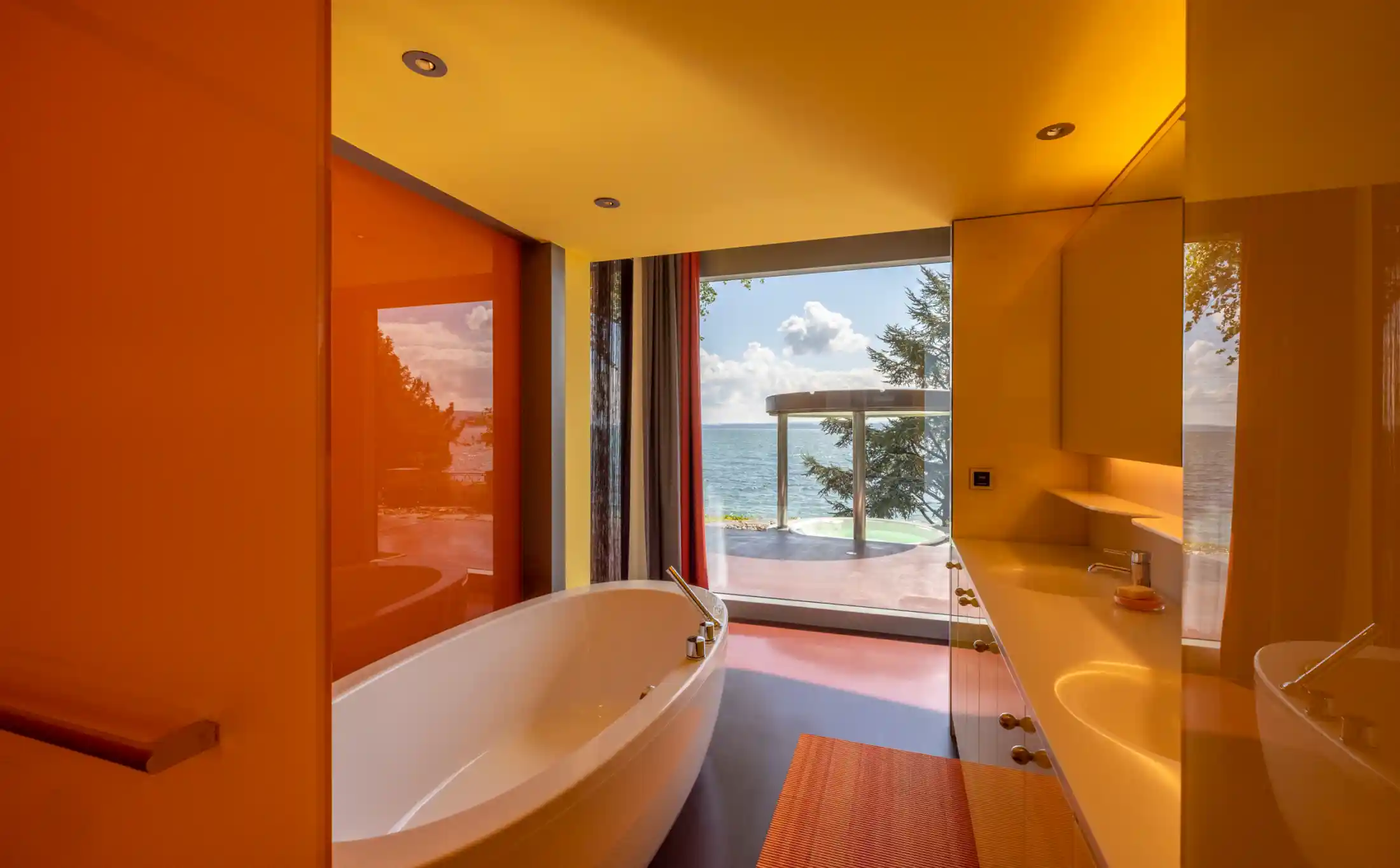 Badezimmer mit Panoramafenster zum Wasser