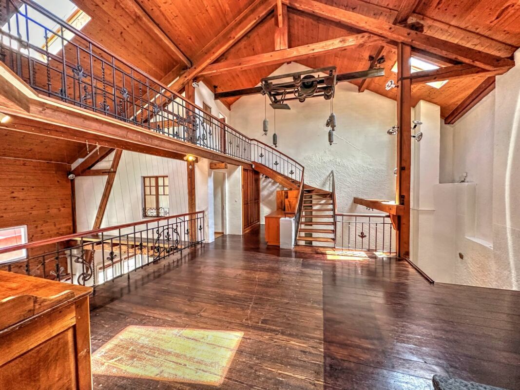 Großer Dachgeschossraum mit Holzdecke und Galerie