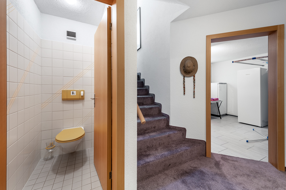 Treppenhaus mit Gäste-WC und angrenzendem Raum
