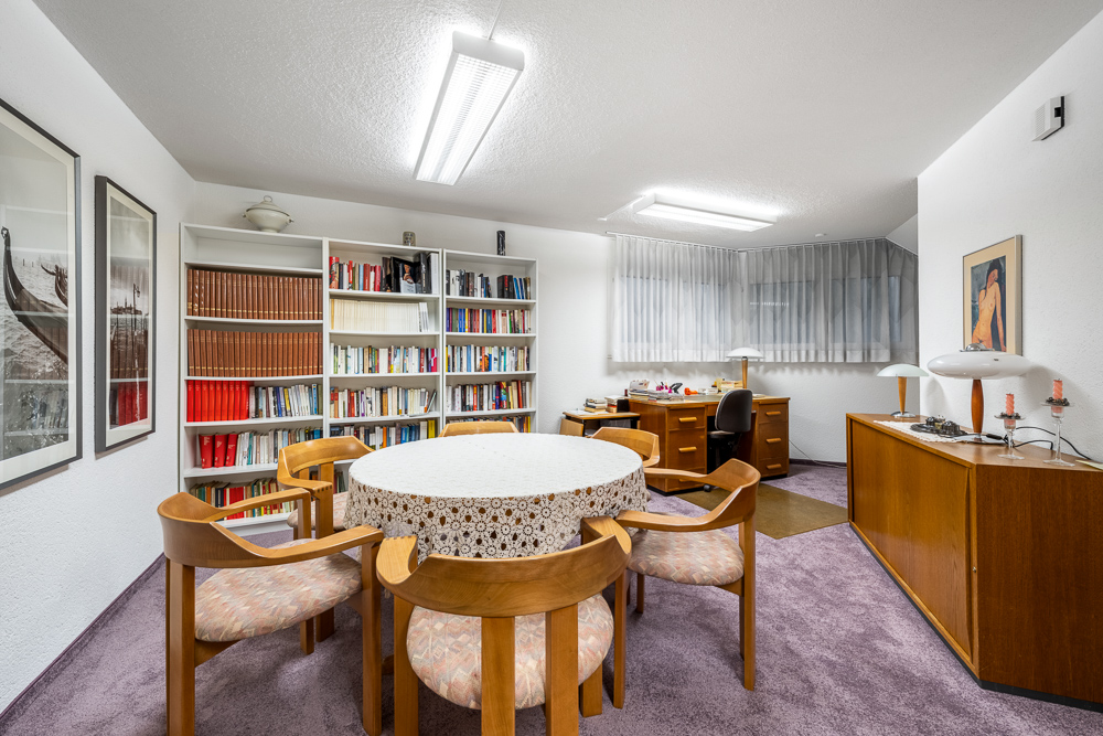 Wohnzimmer mit Arbeits- und Leseecke