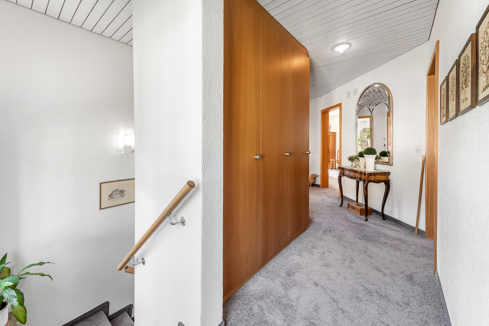 Heller Flur mit Einbauschrank und Konsole