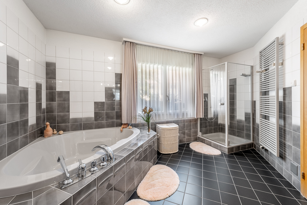 Modernes Badezimmer mit Badewanne und Dusche