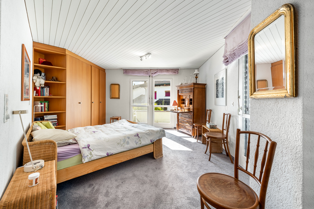 Helles Schlafzimmer mit Balkonzugang
