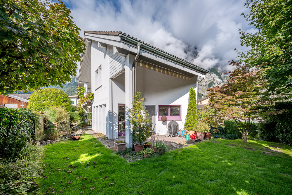 Gartenansicht eines Einfamilienhauses