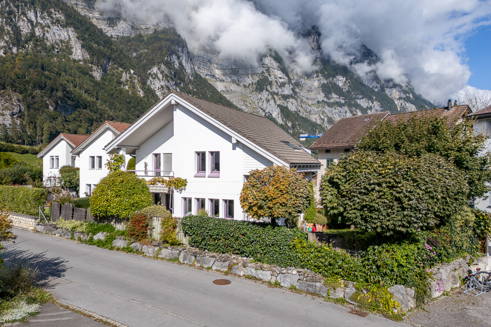 Wohnhaus mit Bergkulisse