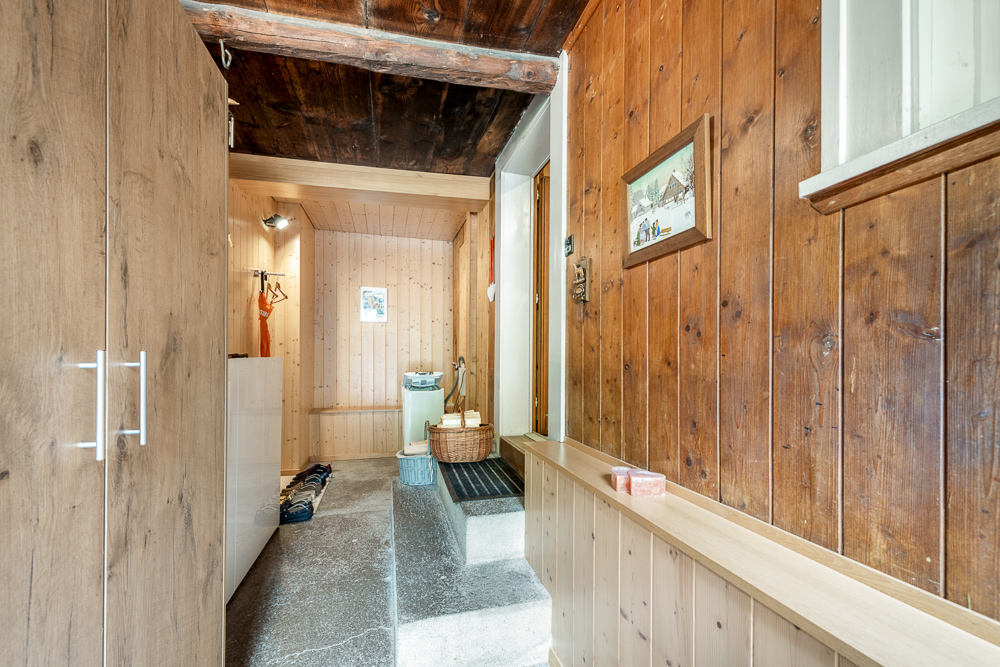 Rustikaler Holzflur mit Garderobenschrank
