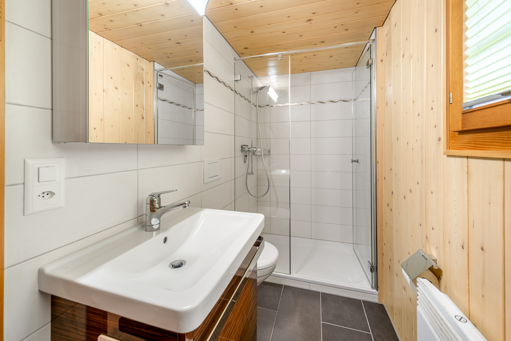 Modernes Badezimmer mit Dusche
