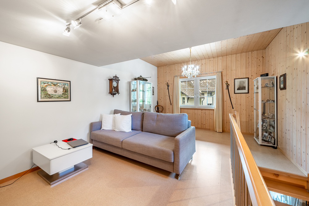 Wohnraum im Obergeschoss mit Galerie und Holzvertäfelung