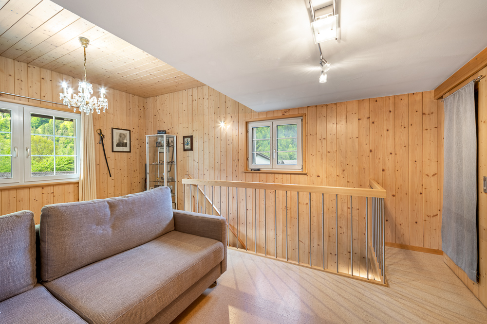 Gemütliche Holzgalerie mit Sofa