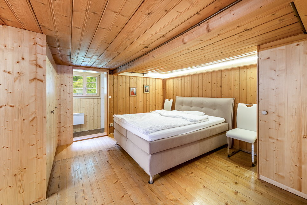 Gemütliches Holz-Schlafzimmer mit Schrägdecke
