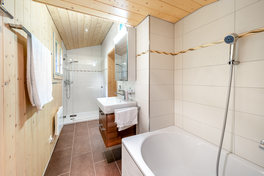 Modernes Badezimmer mit Dusche und Badewanne