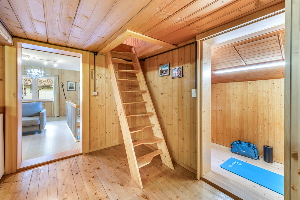 Holzverkleideter Flur mit Treppe und offenen Türen