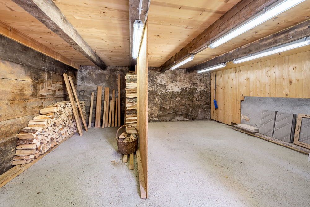 Keller- bzw. Lagerraum mit Holzlager und offenem Betonboden