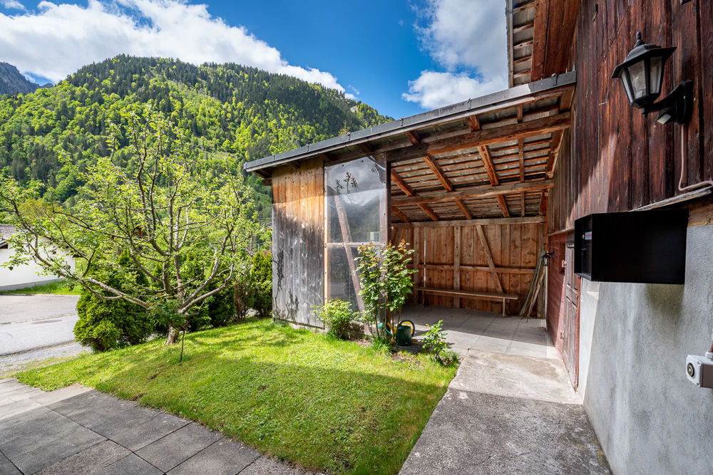 Alpenhaus mit überdachtem Eingang und Bergblick