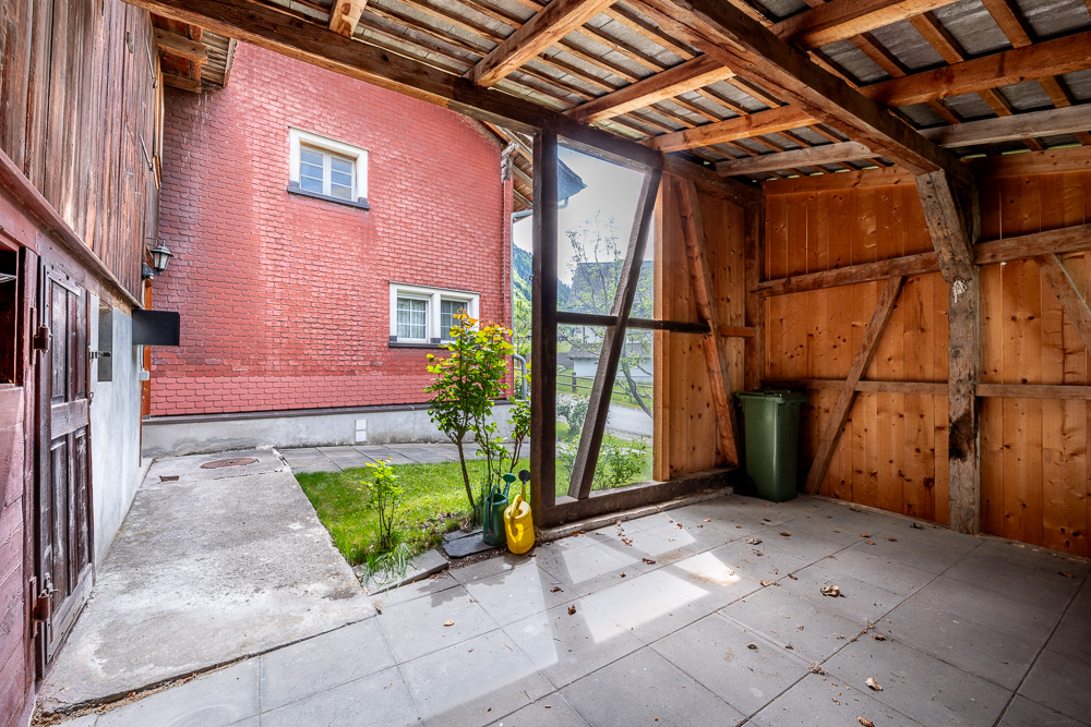 Überdachter Hofbereich mit Holzstruktur