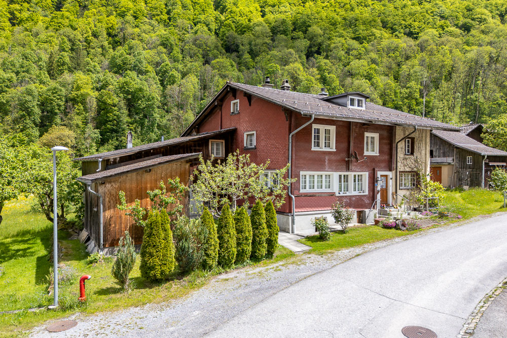 Alpenhaus an einer Landstraße