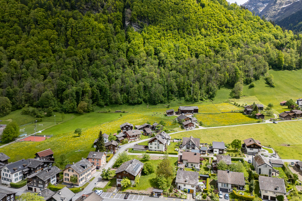 Alpendorf mit Talblick