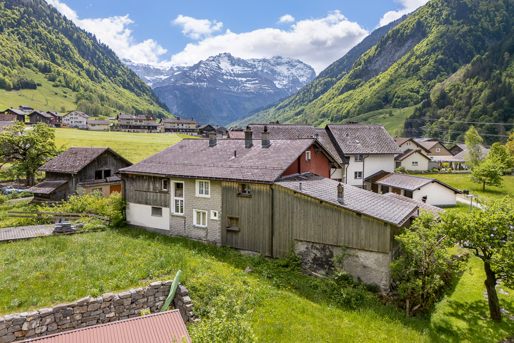 Alpine Dorfansicht mit Häusern und Bergen