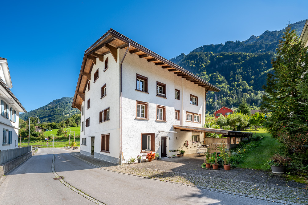 Alpines Wohnhaus mit Bergkulisse