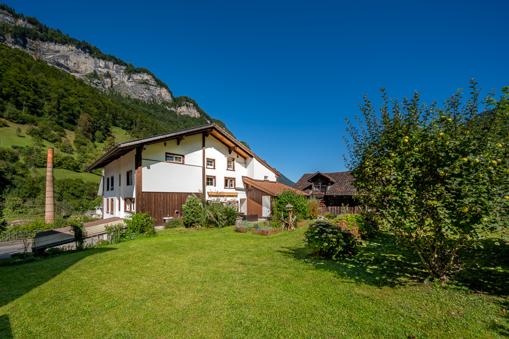Alpenhaus mit Garten und Bergkulisse