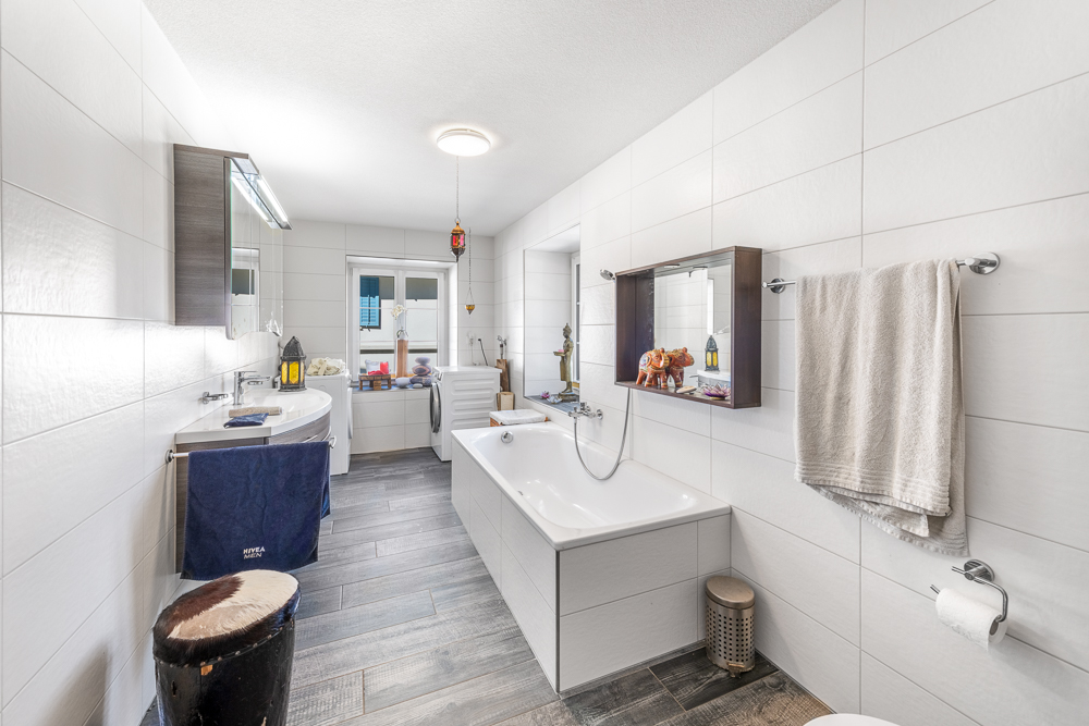 Modernes Badezimmer mit Badewanne und Fenster