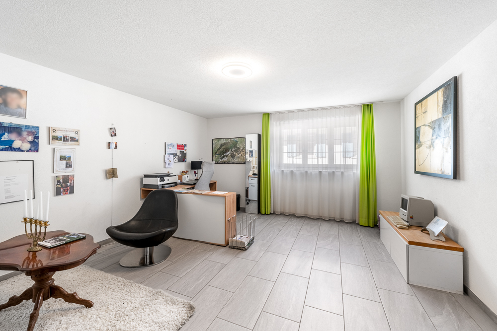 Helles Arbeitszimmer mit großem Fenster