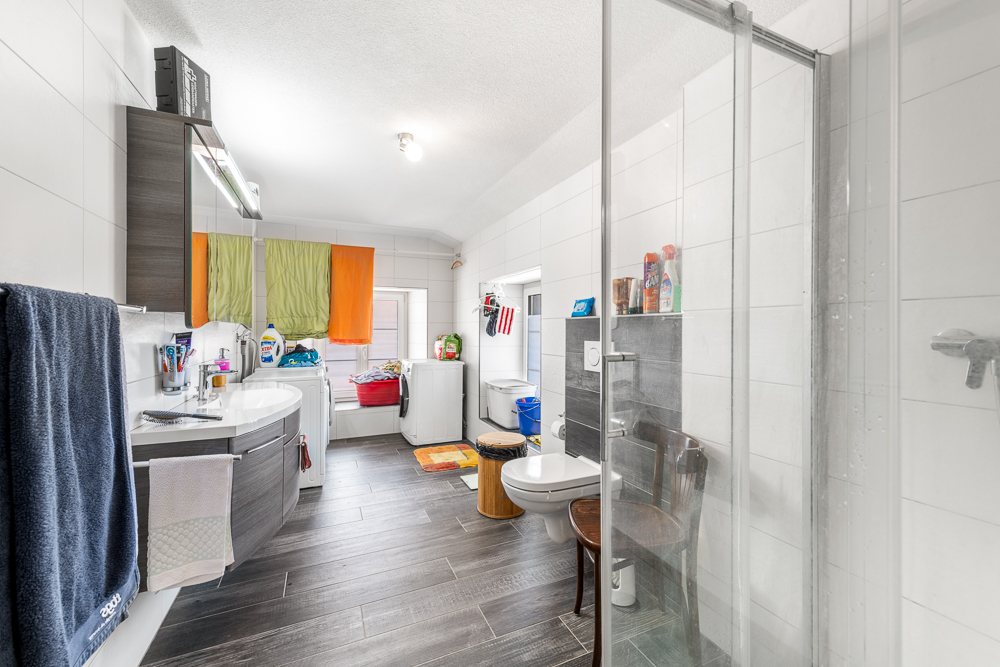 Badezimmer mit Waschbereich und Dusche