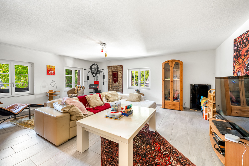 Helles Wohnzimmer mit großer Sitzlandschaft