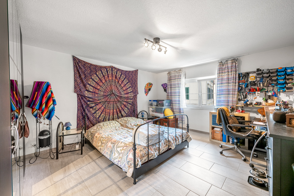 Schlafzimmer mit Arbeitsbereich
