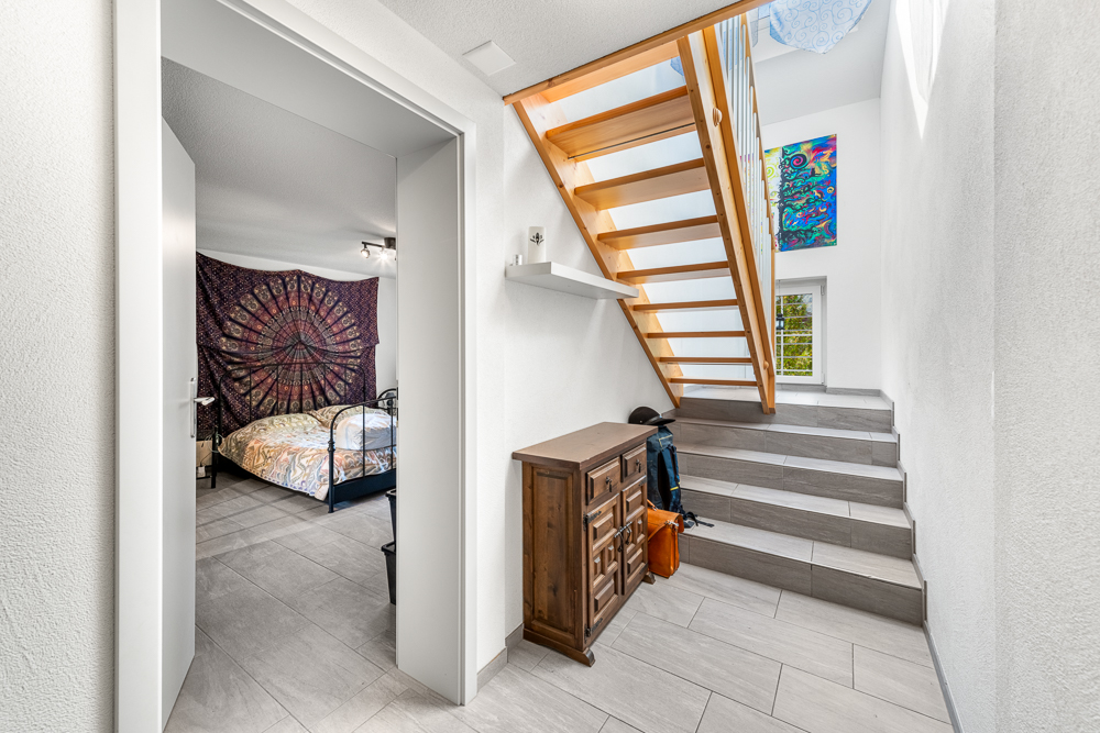 Flur mit Treppe und Blick ins Schlafzimmer
