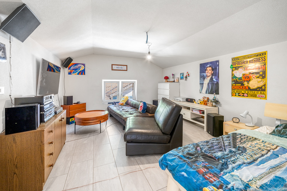 Helles Schlafzimmer mit Sitzbereich