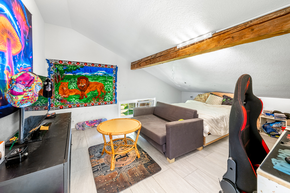 Dachgeschoss-Schlafzimmer mit Wohn- und Arbeitsbereich