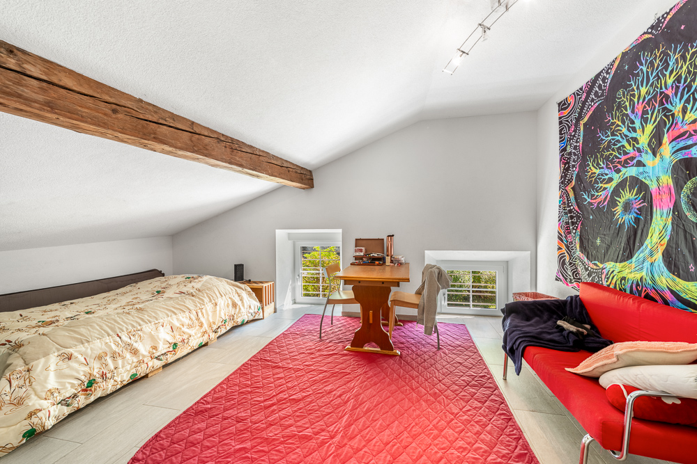 Dachgeschoss-Schlafzimmer mit Sitzbereich