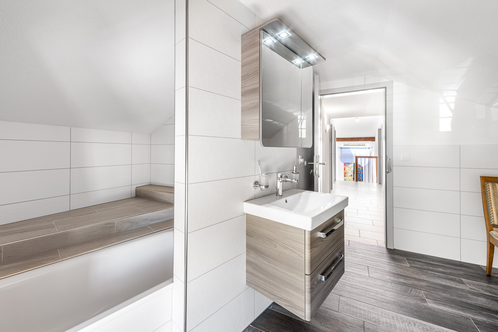 Modernes Badezimmer mit Dachschräge