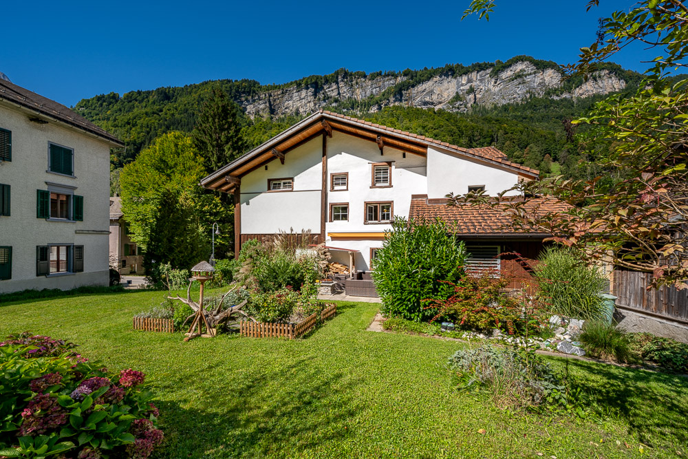 Haus mit Garten und Bergkulisse