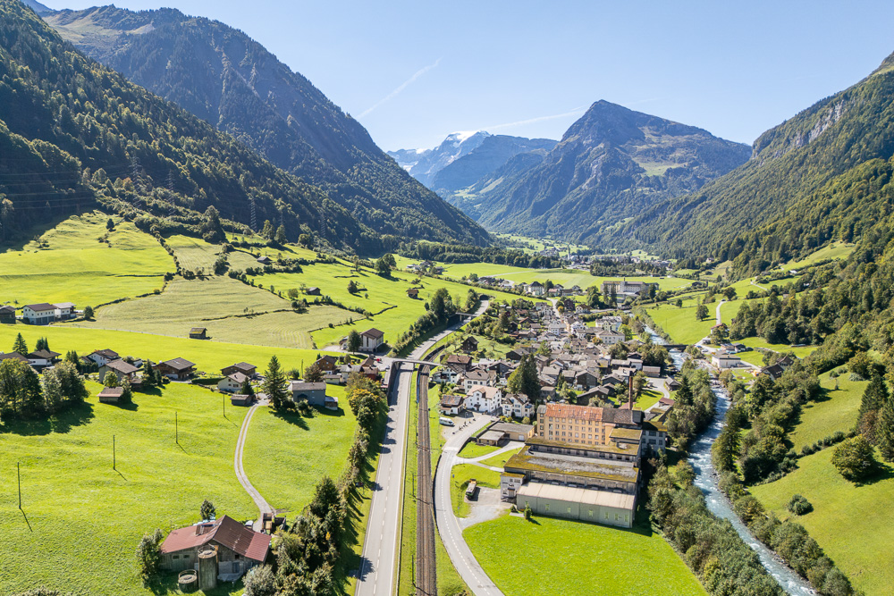Alpen-Tal mit Ortschaft und Fluss