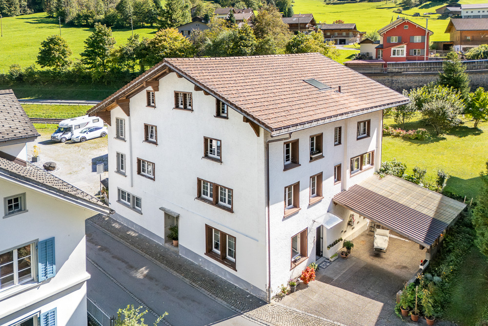 Ländliches Mehrfamilienhaus mit Garten und Carport