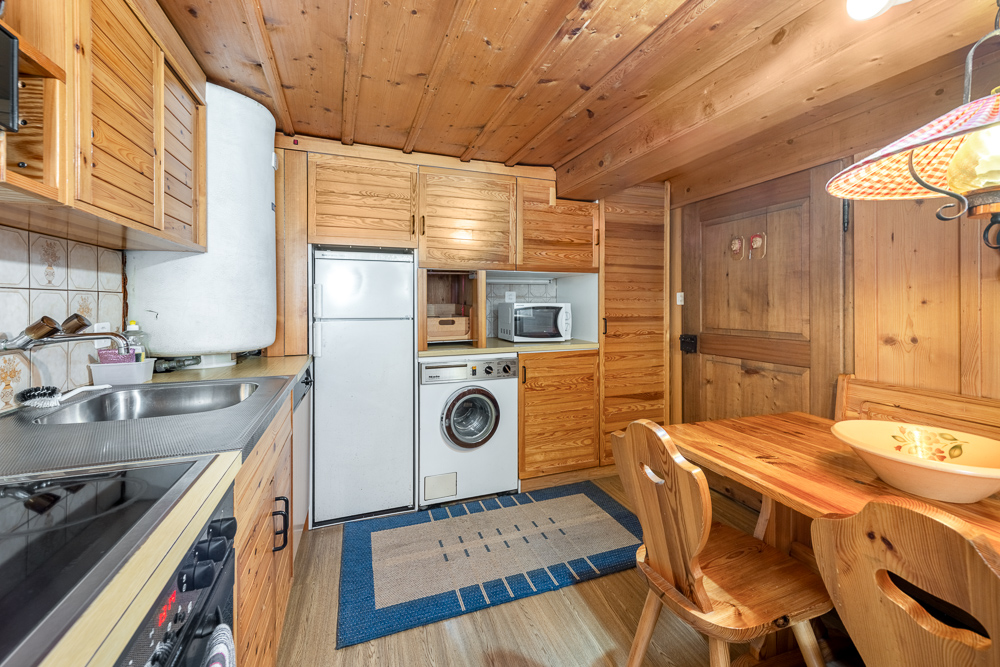Holzverkleidete Küche mit Essplatz