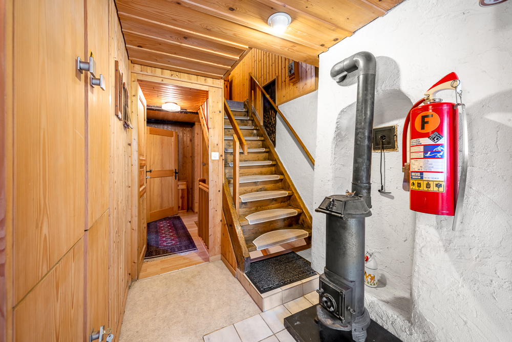 Holzvertäucherter Flur mit Treppe und Ofen