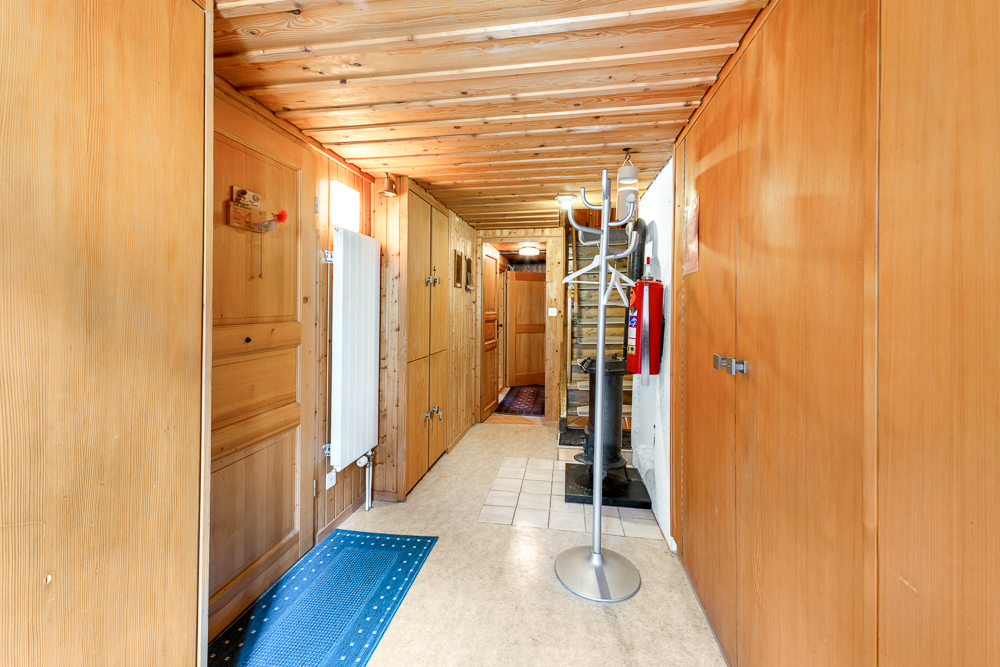 Holzverkleideter Flur mit Stauraum
