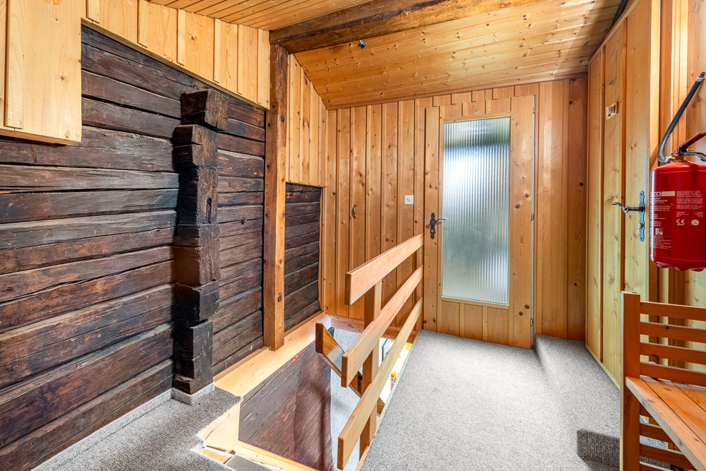 Holzflur mit Treppe
