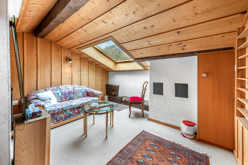 Gemütlicher Dachraum mit Holzvertäfelung