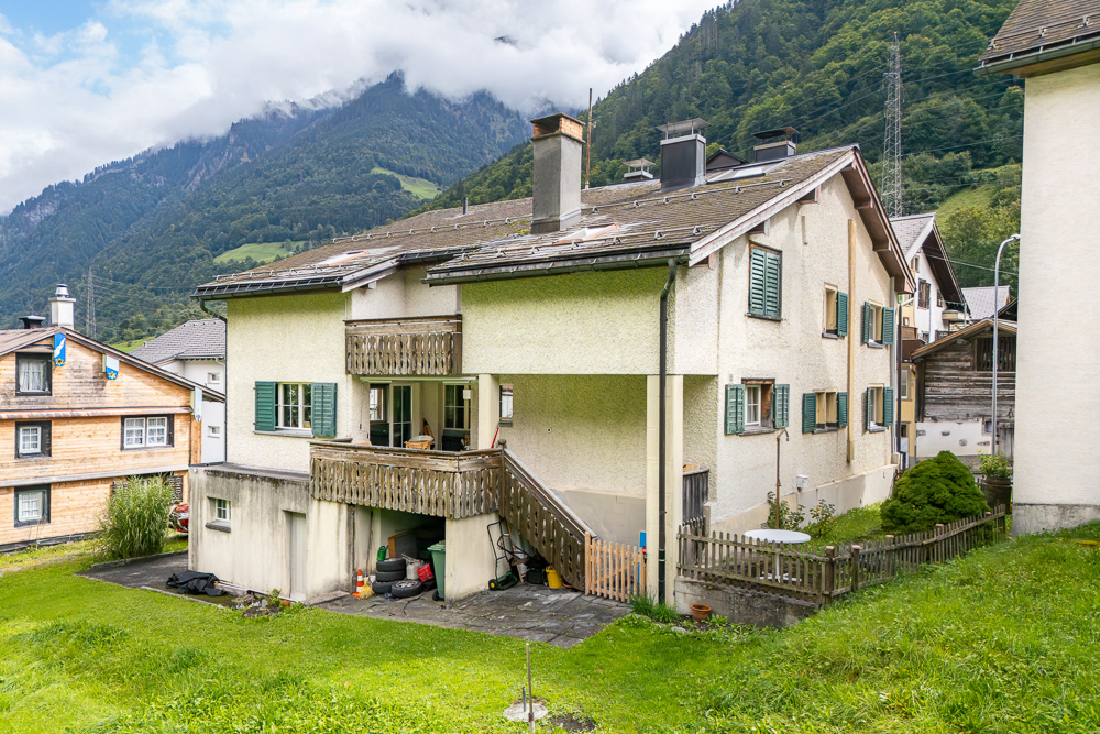 Alpenhaus mit Balkonen und Garten