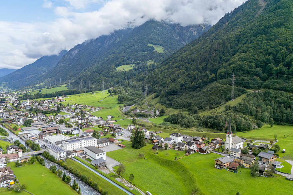 Alpenort mit Talblick