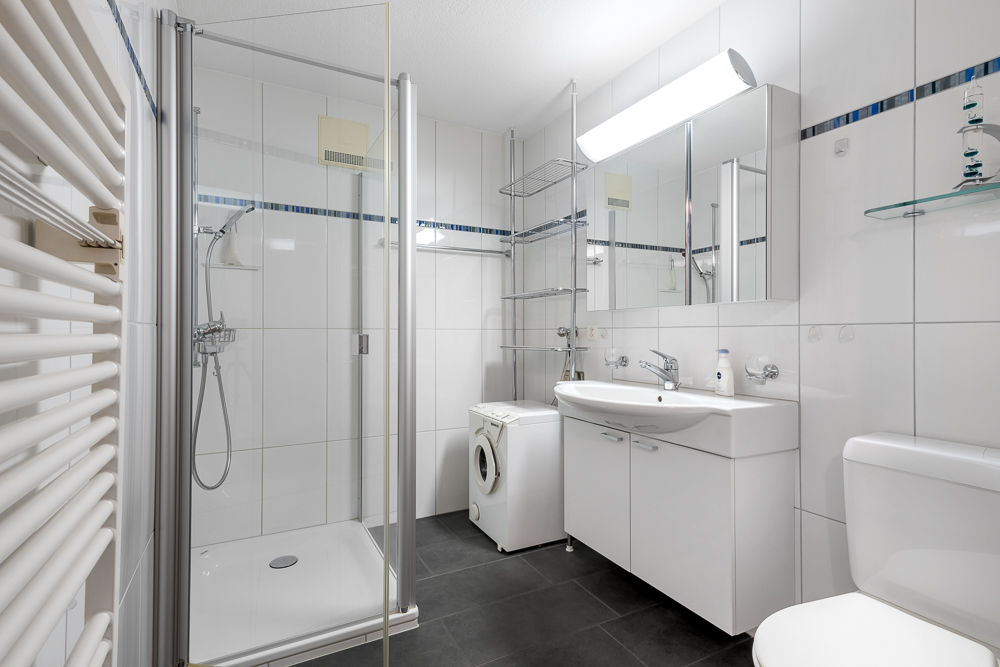 Modernes Badezimmer mit Dusche und Waschplatz