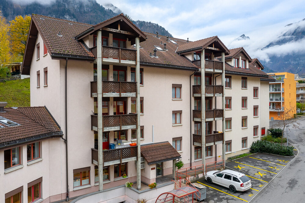 Wohnhaus mit Alpenkulisse