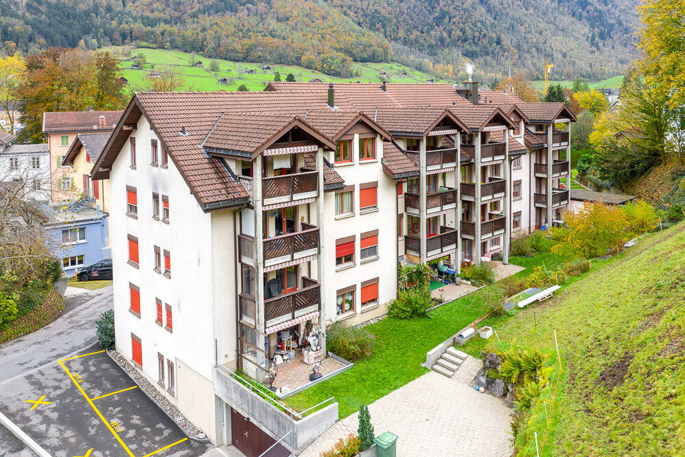Mehrfamilienhaus mit Balkonen in alpiner Lage