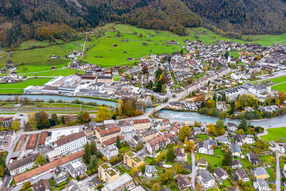Luftaufnahme einer Stadt im Tal